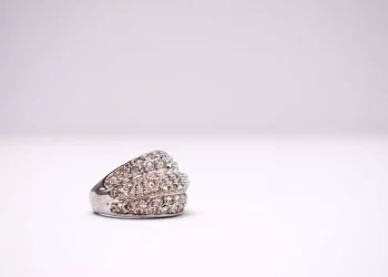 What’s the difference between solid gold jewelry and gold bars