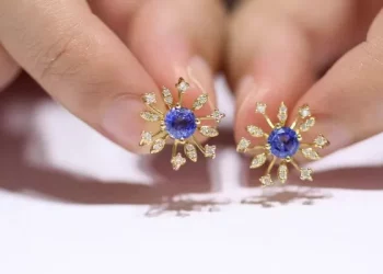 How to maintain the gold pendant