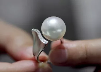 Why is the price of gold in the gold shop different from the price of gold quoted online