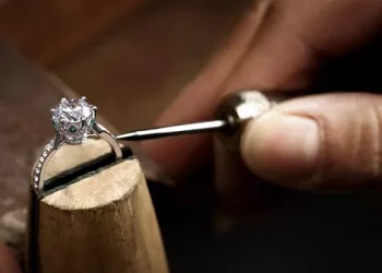 How to clean the yellow pearl necklace