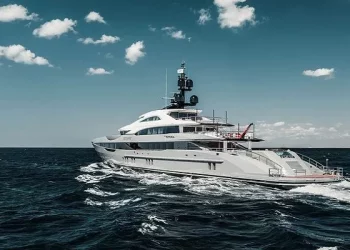 How much does it cost to charter a yacht a day