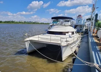 How much does it cost to sail a private yacht