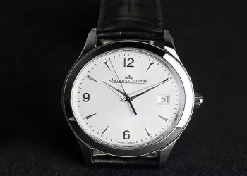 How should watch daily maintenance