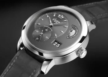 What kind of watch does a man wear