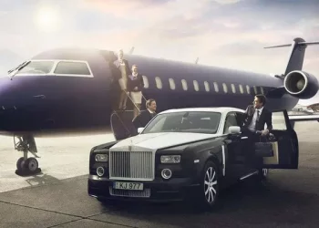 How does a plane measure altitude