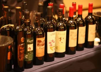 What is the ideal serving temperature for white wine