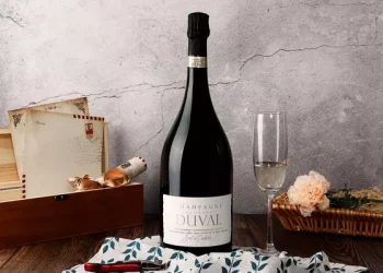 Precautions for decanting wine