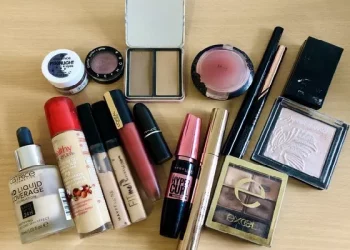 How does eye makeup of eye bubble of single eyelid swollen change