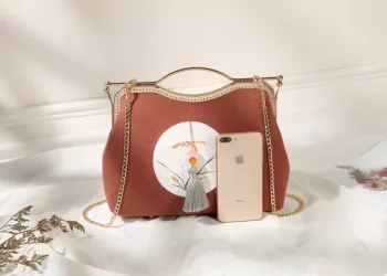 How to maintain and clean the sheepskin bag