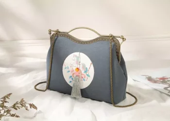 What if you buy a luxury bag that smells? How to purify bag peculiar smell?