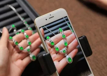 Is a rhinestone a diamond?