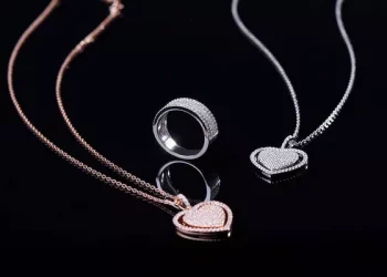 How to wear gold jewelry without being tacky