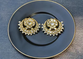 What does buying a diamond ring need to notice