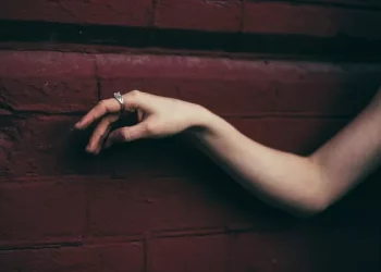 How to wear a ring when unmarried