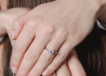 How much is the price of Van Cleef & Arpels rose gold ring counter?