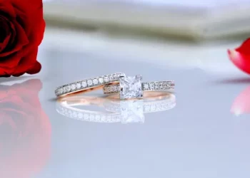 How do boys and girls wear bracelets