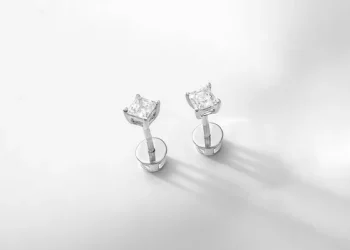 How to clean a silver necklace