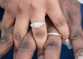 What’s the difference between a pair ring and a diamond ring