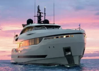 Yacht engine according to the type of installation classification