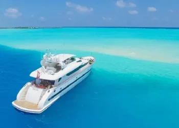 What are the requirements for the design category and navigation area of private yachts?