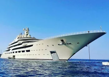 What are the supporting facilities of private yacht?