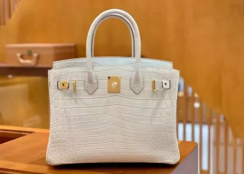 How to buy men’s leisure bag?