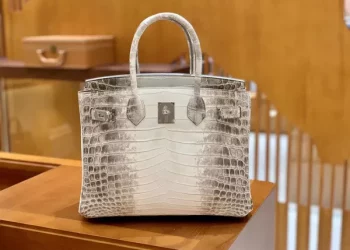 How to carry a man’s shoulder bag