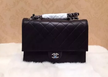 How to carry a shoulder bag