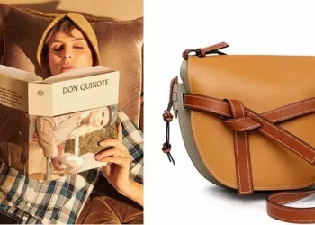 A shoulder bag suitable for students