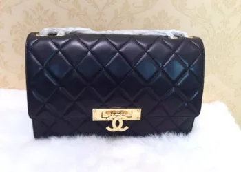 How to carry a one-shoulder crossbody bag