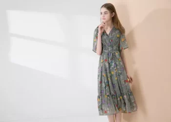 Does a full neck suit a shoulder-width girl