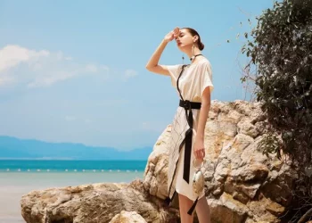 Different ways to wear jeans in one outfit