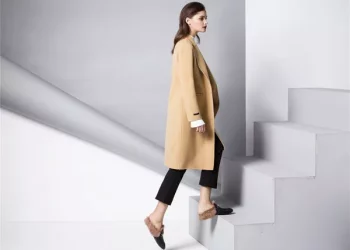 How to look at the clothes logo