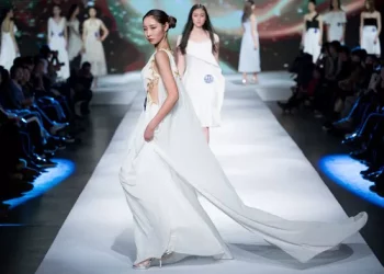 What color does khaki look good with