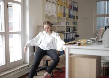 How does little person slightly fat girl wear build ability to show tall show thin