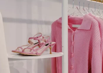 How do you wear suspenders