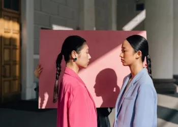 How do you wear a long shirt