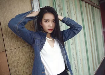 What coat does a man’s shirt go with