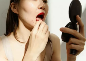 How should the schoolgirl that love perspires on the face make up