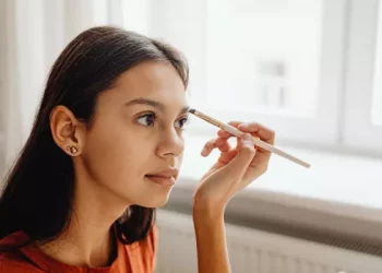 How should the cleaning flour be used