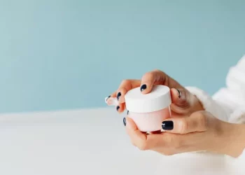 Correct use of acne essence