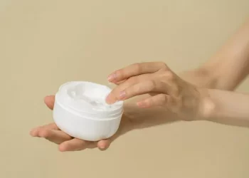 Precautions for wearing contact lenses