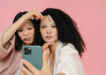 How should dry skin and sensitive muscle schoolgirl protect skin in winter