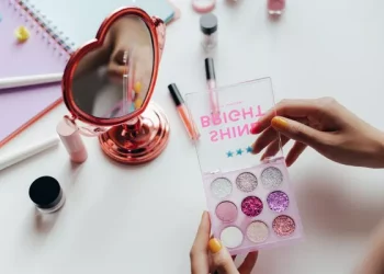 How does winter maintain skin water embellish