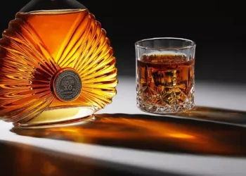 How should a wine be poured