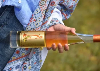 How to decant wine correctly