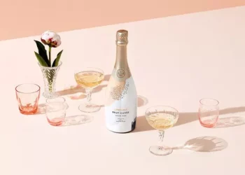 How to avoid staining your teeth when drinking red wine