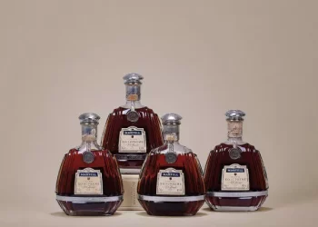 What does the sulfite in wine do