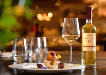 How to observe the color of wine