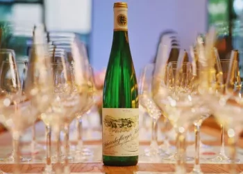 The amount of red and white wine poured is the standard